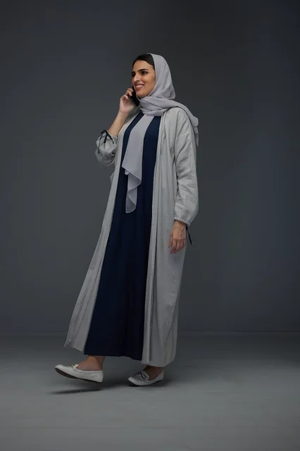 امرأة سعودية تتحدث عبر الهاتف الذكي في استوديو تصوير