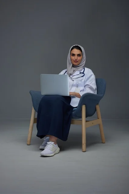 طبيبة سعودية تستخدم الحاسوب المحمول في استوديو