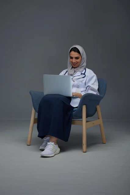 طبيبة سعودية تستخدم الحاسوب المحمول في الاستوديو طبيبة سعودية تستخدم الحاسوب المحمول في الاستوديو