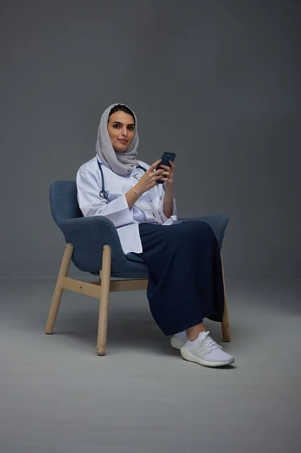 طبيبة سعودية تستخدم الهاتف الذكي في الاستوديو الطبي
