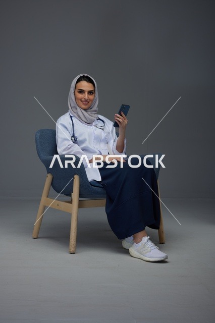 طبيبة سعودية تستخدم الهاتف الذكي في الاستوديو