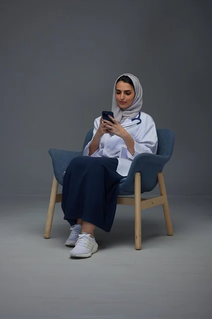 طبيبة سعودية تستخدم الهاتف الذكي بداخل استوديو التصوير الطبي