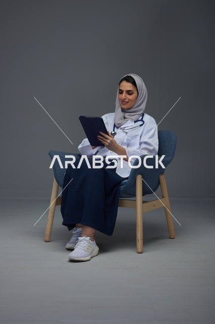 طبيبة سعودية تستخدم جهازاً لوحياً في استوديو