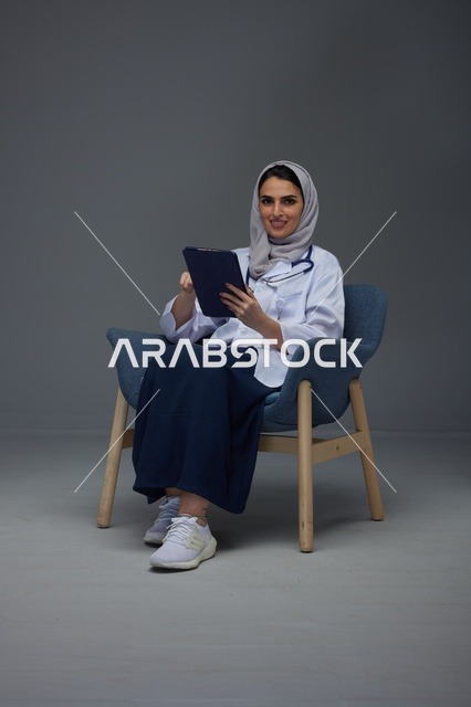 طبيبة سعودية تستخدم جهازاً لوحياً في الاستوديو
