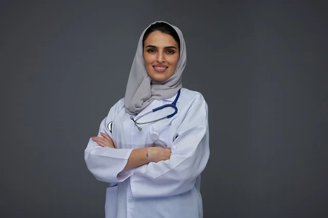 طبيبة سعودية بالمعطف الطبي الأبيض في استوديو