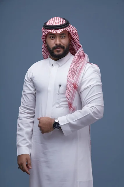 رجل سعودي بالزي التقليدي في استوديو خلفية زرقاء