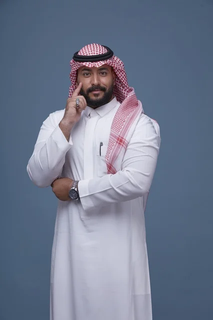 رجل سعودي بالزي التقليدي والثوب في استوديو تصوير