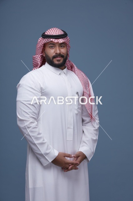 رجل سعودي محترف بالثوب والشماغ في الاستوديو