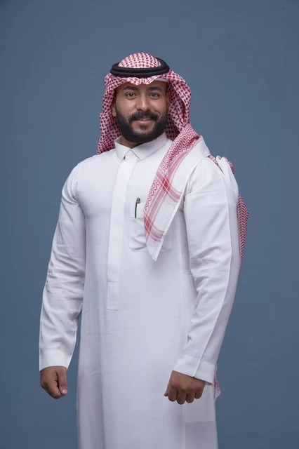 رجل سعودي بالزي التقليدي في الاستوديو