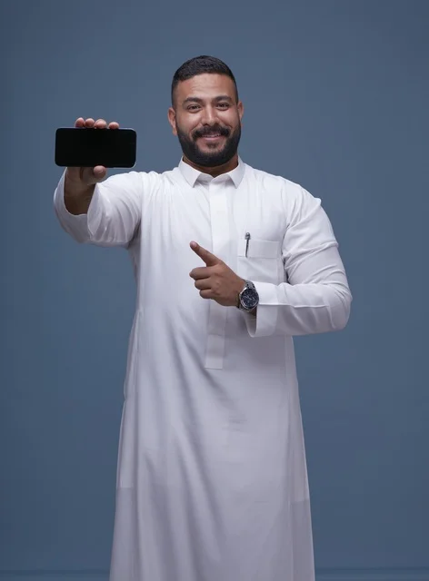 رجل سعودي بالثوب الأبيض يحمل هاتف ذكي بشاشة فارغة