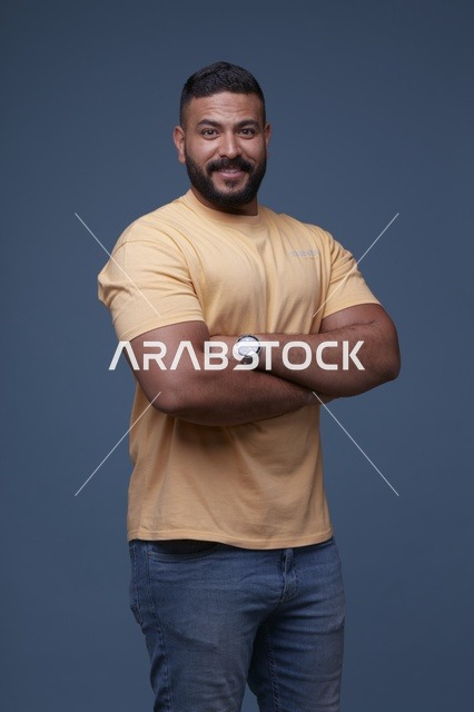 بورتريه استوديو لرجل سعودي مبتسم بتيشيرت أصفر