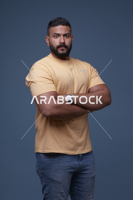 بورتريه رجل سعودي بتيشيرت أصفر في الاستوديو