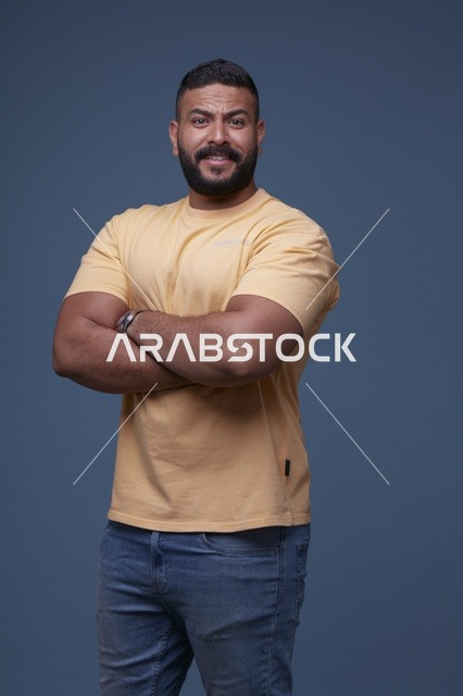 رجل سعودي مبتسم بتيشيرت أصفر بورتريه استوديو