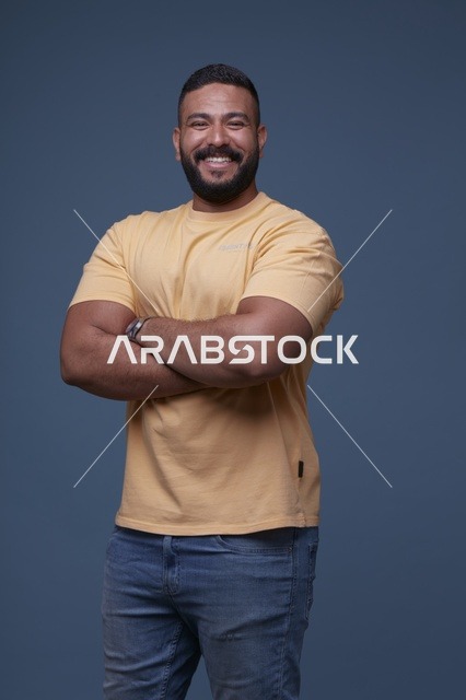 بورتريه رجل سعودي مبتسم بتيشيرت أصفر كاجوال