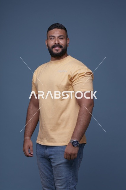 رجل سعودي مبتسم بتيشيرت أصفر بورتريه استوديو