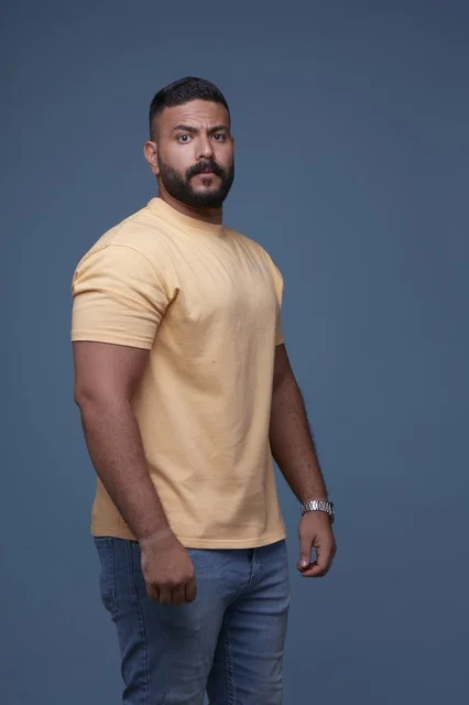 بورتريه لرجل سعودي مبتسم بتيشيرت أصفر كاجوال
