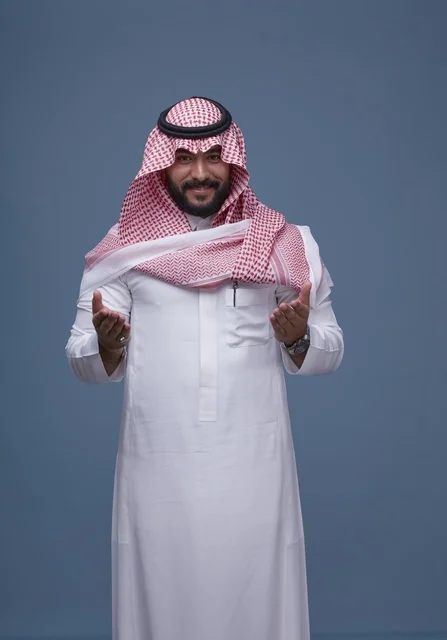 رجل سعودي بالزي التقليدي في استوديو تصوير