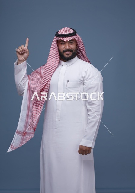 رجل سعودي يشير للأعلى في استوديو تصوير