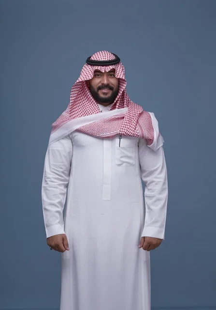 رجل سعودي بالزي التقليدي في استوديو تصوير