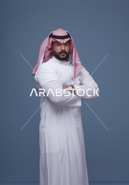 رجل سعودي محترف في الاستوديو بالزي التقليدي