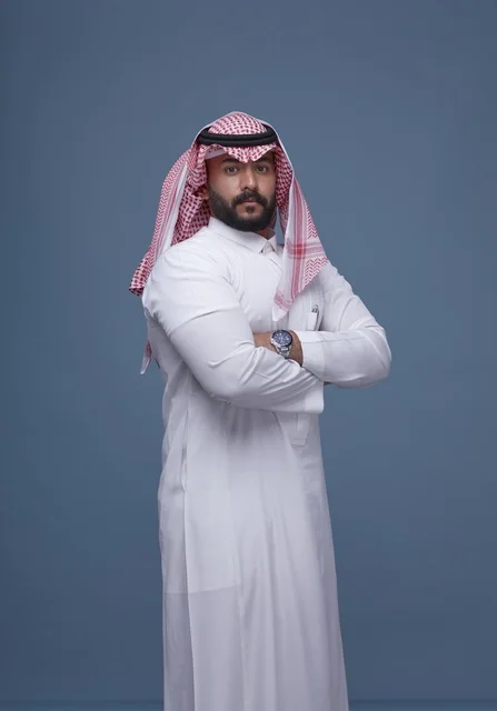 رجل سعودي محترف بالزي التقليدي في الاستوديو