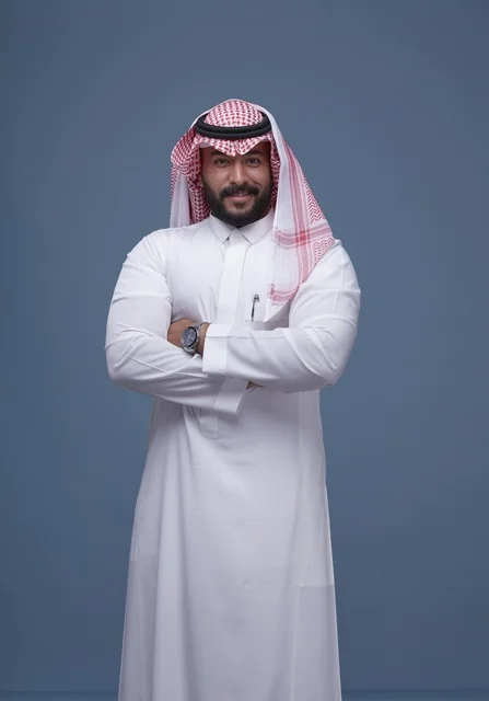 رجل سعودي مهني بالزي التقليدي في الاستوديو