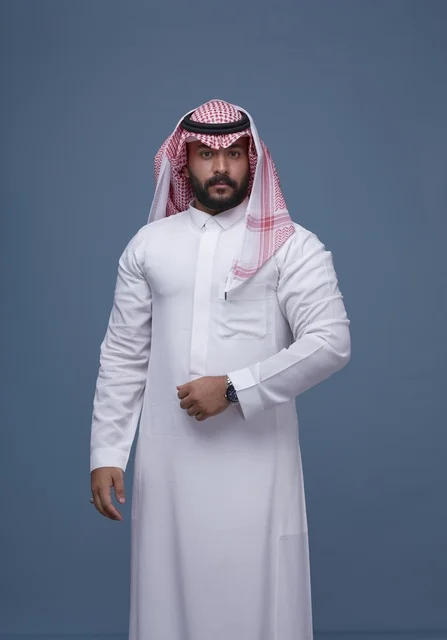 رجل سعودي محترف بالزي التقليدي في استوديو تصوير