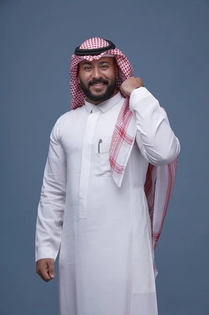 رجل سعودي بالزي التقليدي في استوديو تصوير
