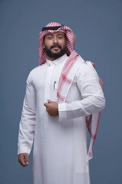 رجل سعودي محترف بالزي التقليدي في استوديو تصوير