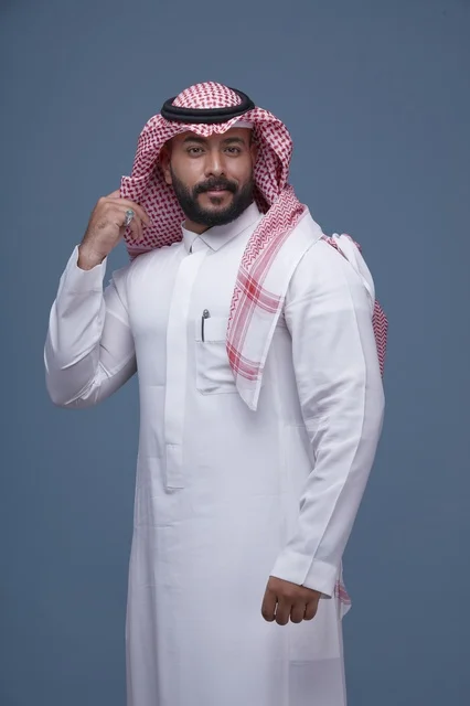 رجل سعودي محترف بالزي التقليدي في استوديو تصوير