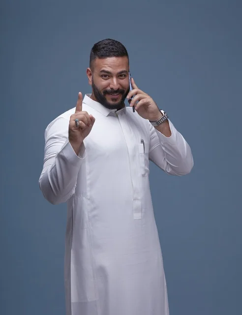 رجل سعودي بالثوب الأبيض يتحدث بالهاتف الذكي استوديو