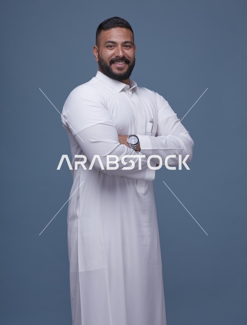 بورتريه رجل سعودي بالثوب الأبيض في الاستوديو