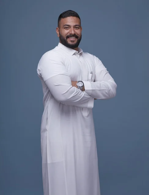 بورتريه رجل سعودي بالثوب الأبيض في الاستوديو