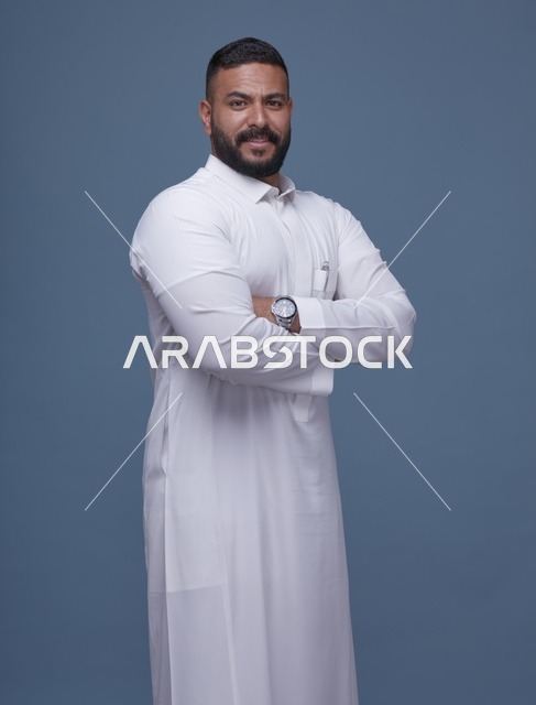 بورتريه رجل سعودي واثق بالثوب الأبيض في الاستوديو