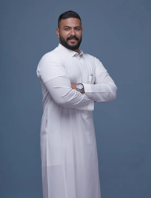 بورتريه رجل سعودي واثق بالثوب الأبيض في الاستوديو