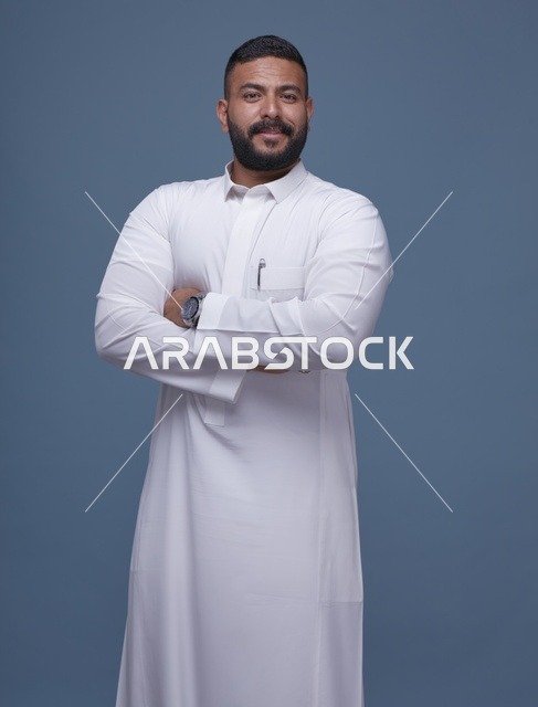 بورتريه رجل سعودي بالثوب الأبيض في استوديو