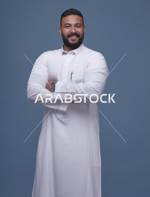 بورتريه رجل سعودي بالثوب الأبيض بخلفية زرقاء
