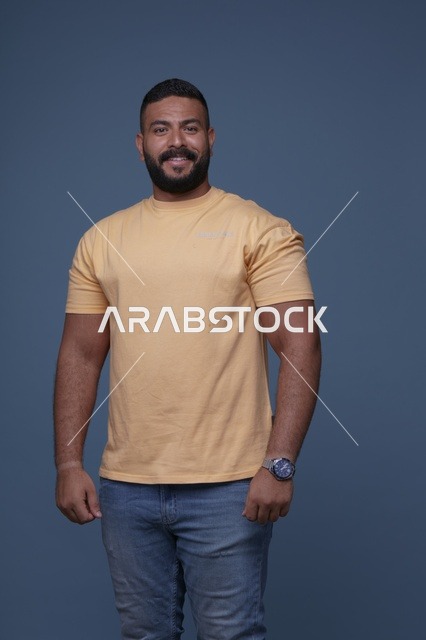 بورتريه لرجل سعودي مبتسم بتيشيرت أصفر كاجوال تصوير استوديو