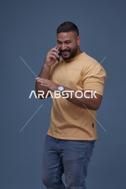 رجل سعودي يتحدث عبر الهاتف المحمول في الاستوديو