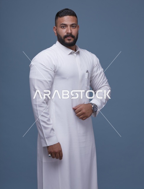 بورتريه احترافي لرجل سعودي بالثوب الأبيض في استوديو