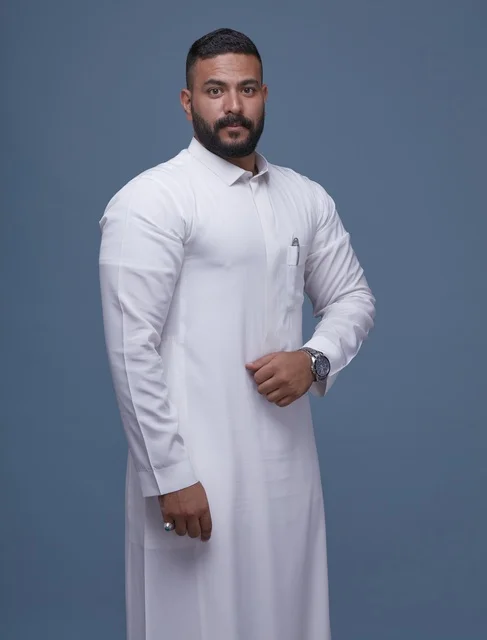 بورتريه احترافي لرجل سعودي بالثوب الأبيض في استوديو