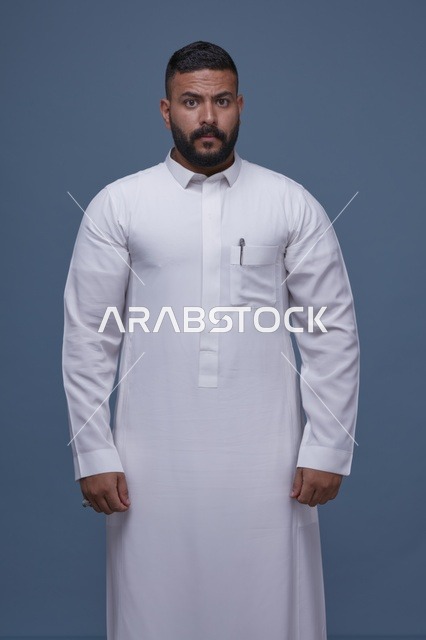 بورتريه رجل سعودي بالثوب الأبيض على خلفية زرقاء