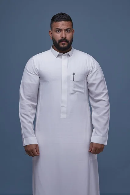 بورتريه رجل سعودي بالثوب الأبيض على خلفية زرقاء