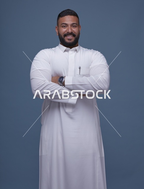 بورتريه رجل سعودي مبتسم بالثوب الأبيض التقليدي