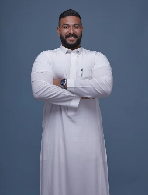 بورتريه رجل سعودي مبتسم بالثوب الأبيض التقليدي