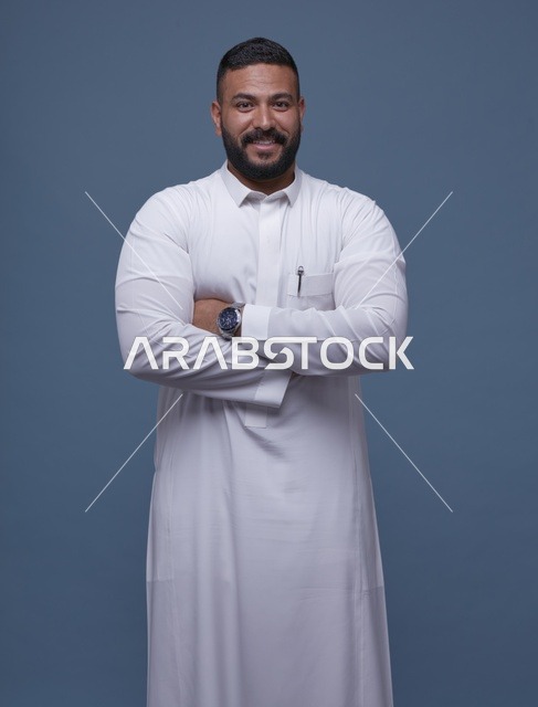 بورتريه لرجل سعودي بالثوب الأبيض في الاستوديو