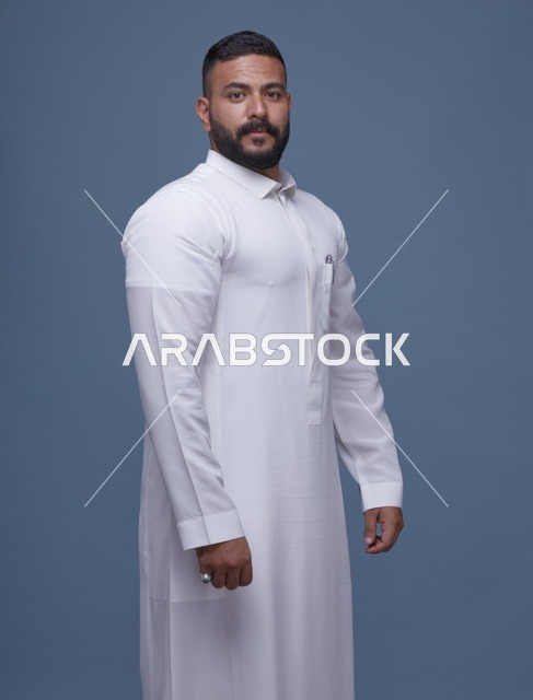 رجل سعودي بالثوب الأبيض خلفية زرقاء