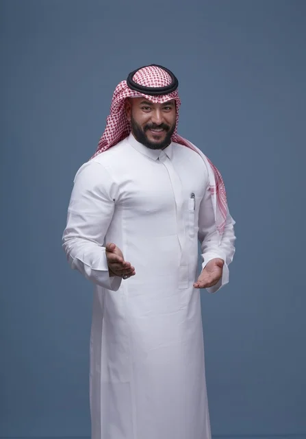 بورتريه رجل سعودي بالثوب والشماغ التقليدي في الاستوديو