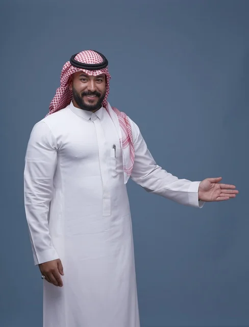 رجل سعودي بالثوب التقليدي يشير بيده بخلفية زرقاء