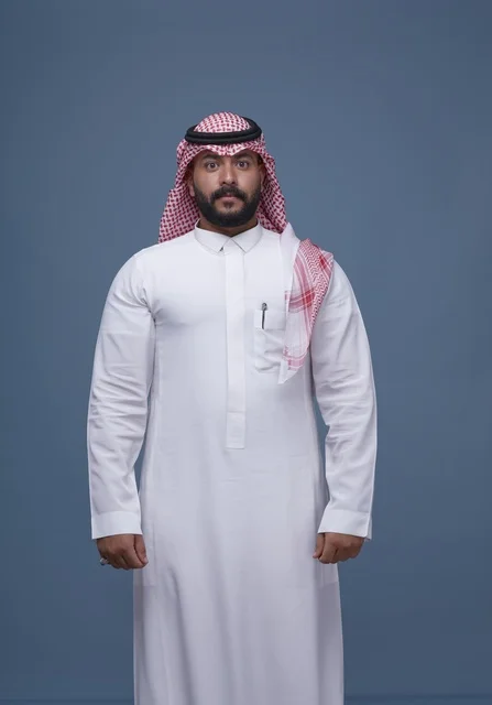 بورتريه لرجل سعودي بالزي التقليدي بتعبيرات مندهشة